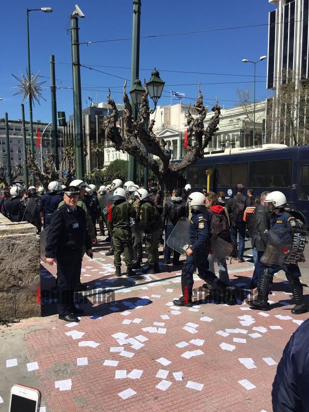 Καρέ καρέ η εισβολή των αντιεξουσιαστών στο προαύλιο της Βουλής [εικόνες & βίντεο] | iefimerida.gr 2