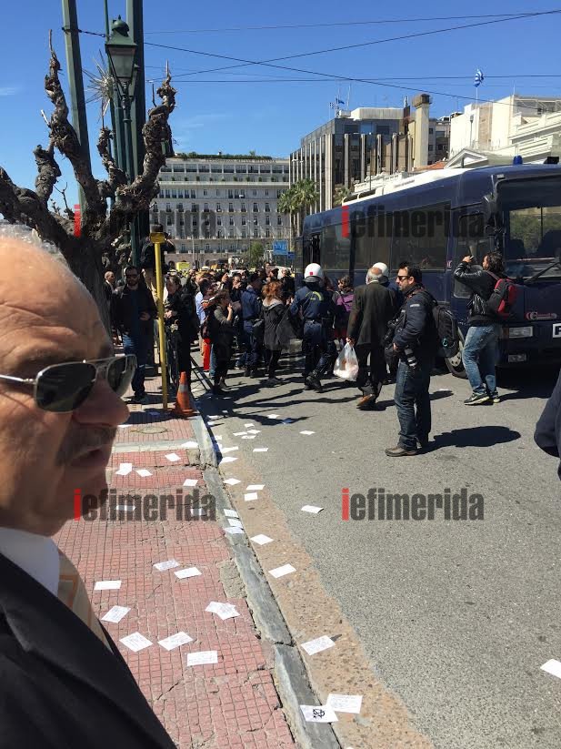 Καρέ καρέ η εισβολή των αντιεξουσιαστών στο προαύλιο της Βουλής [εικόνες & βίντεο] | iefimerida.gr 3