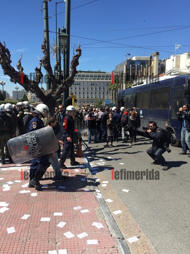 Καρέ καρέ η εισβολή των αντιεξουσιαστών στο προαύλιο της Βουλής [εικόνες & βίντεο] | iefimerida.gr 4