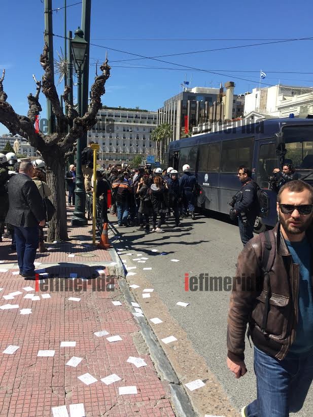 Καρέ καρέ η εισβολή των αντιεξουσιαστών στο προαύλιο της Βουλής [εικόνες & βίντεο] | iefimerida.gr 5