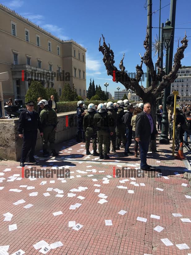 Καρέ καρέ η εισβολή των αντιεξουσιαστών στο προαύλιο της Βουλής [εικόνες & βίντεο] | iefimerida.gr 6