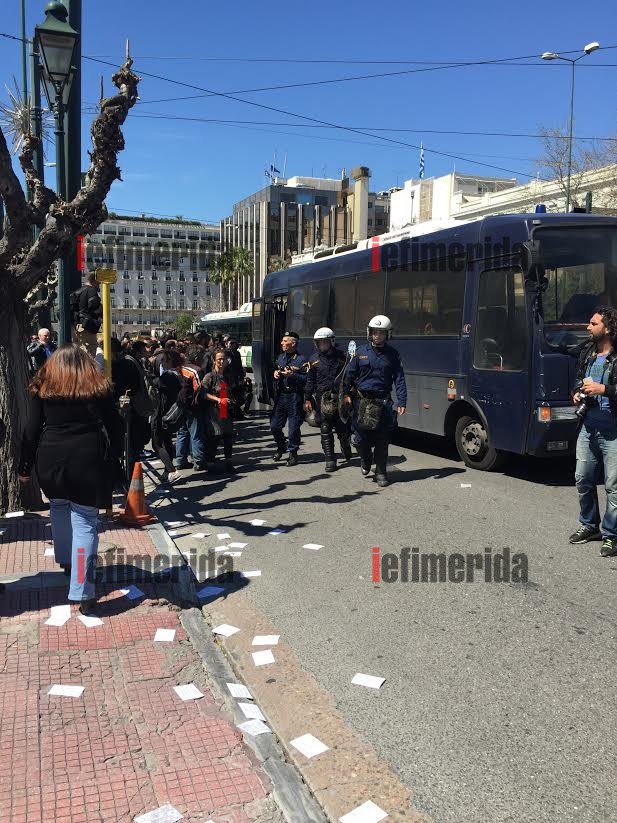 Καρέ καρέ η εισβολή των αντιεξουσιαστών στο προαύλιο της Βουλής [εικόνες & βίντεο] | iefimerida.gr 7