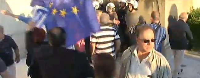 Χιλιάδες πολίτες στο Σύνταγμα φώναξαν «Μένουμε Ευρώπη» [εικόνες] | iefimerida.gr 11