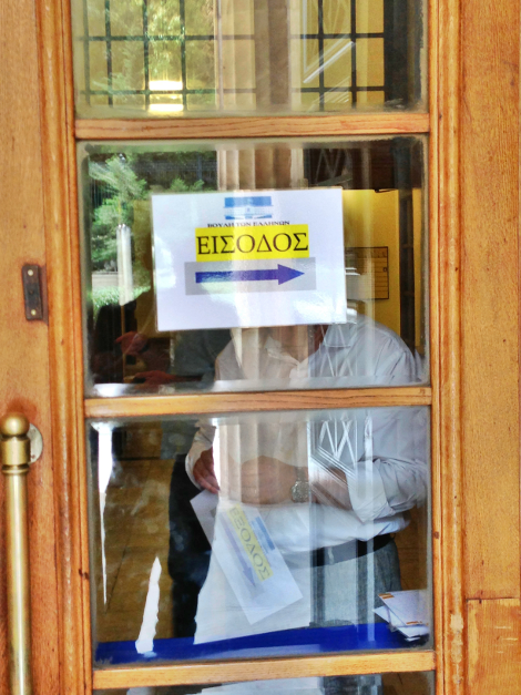 Ο Μεϊμαράκης παίρνει... ημίμετρα για όπλα, κραυγές και χάος στη βουλή | iefimerida.gr 0