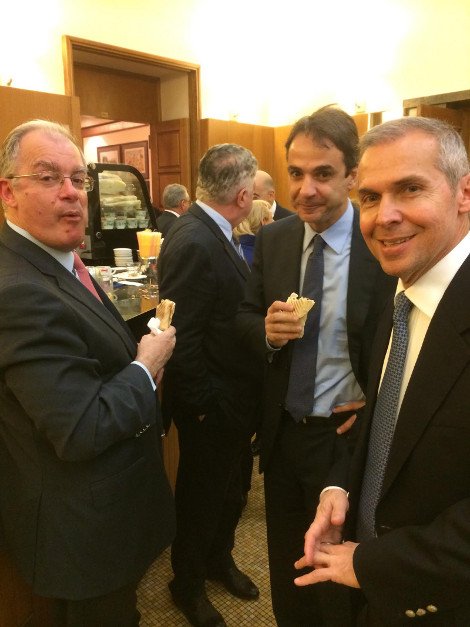 Οι αγκαλιές Δένδια-Ζέττας Μακρή και τα σαντουϊτσάκια του Μητσοτάκη στο καφενείο της Βουλής [εικόνες] | iefimerida.gr 1