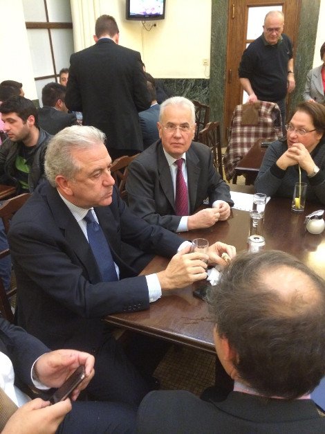 Οι αγκαλιές Δένδια-Ζέττας Μακρή και τα σαντουϊτσάκια του Μητσοτάκη στο καφενείο της Βουλής [εικόνες] | iefimerida.gr 2