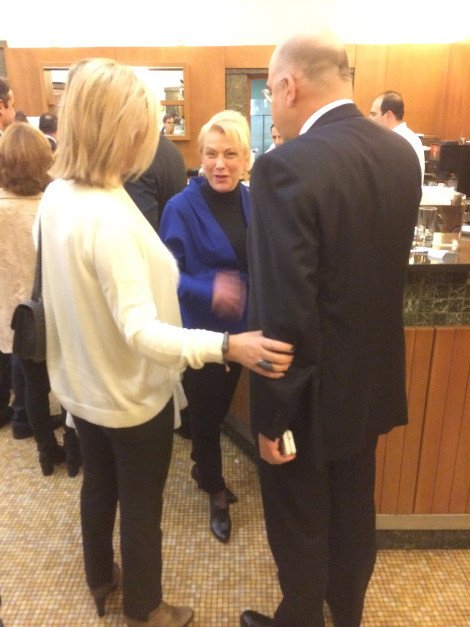 Οι αγκαλιές Δένδια-Ζέττας Μακρή και τα σαντουϊτσάκια του Μητσοτάκη στο καφενείο της Βουλής [εικόνες] | iefimerida.gr 4