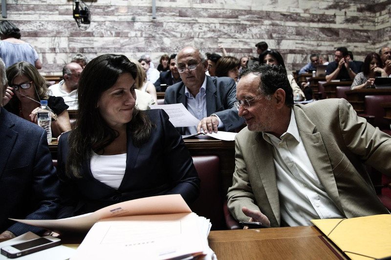 Κόπηκαν τα γέλια στον ΣΥΡΙΖΑ: Βλοσυρά βλέμματα, ύφος συνωμοτικό και άφθονη ...δραχμή [εικόνες] | iefimerida.gr 18