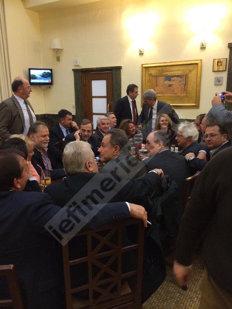 Χαλαρός, στο καφενείο της Βουλής ο Σαμαράς -Πάνω από 20 βουλευτές έσπευσαν στο τραπέζι του [εικόνες] | iefimerida.gr 0