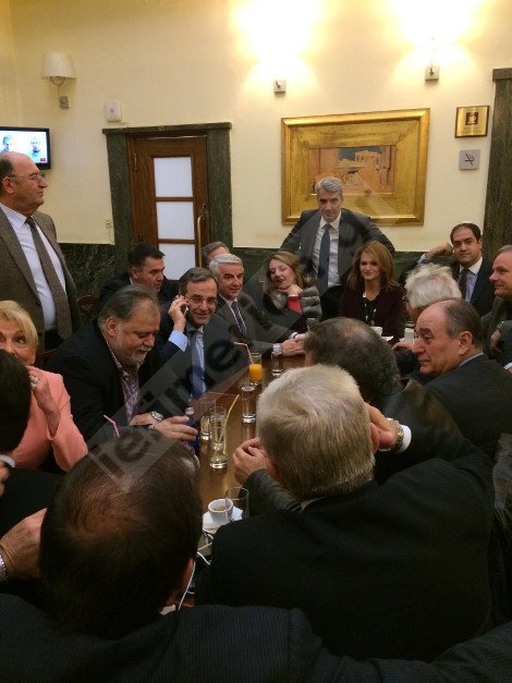 Χαλαρός, στο καφενείο της Βουλής ο Σαμαράς -Πάνω από 20 βουλευτές έσπευσαν στο τραπέζι του [εικόνες] | iefimerida.gr 1