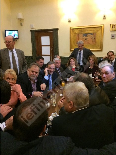 Χαλαρός, στο καφενείο της Βουλής ο Σαμαράς -Πάνω από 20 βουλευτές έσπευσαν στο τραπέζι του [εικόνες] | iefimerida.gr 2