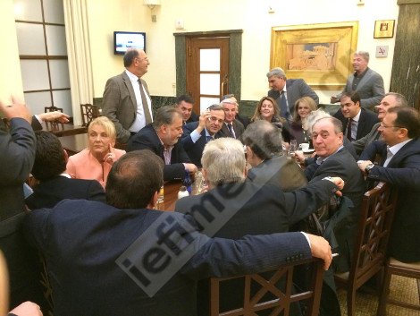 Χαλαρός, στο καφενείο της Βουλής ο Σαμαράς -Πάνω από 20 βουλευτές έσπευσαν στο τραπέζι του [εικόνες] | iefimerida.gr 3