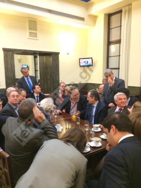 Χαλαρός, στο καφενείο της Βουλής ο Σαμαράς -Πάνω από 20 βουλευτές έσπευσαν στο τραπέζι του [εικόνες] | iefimerida.gr 4