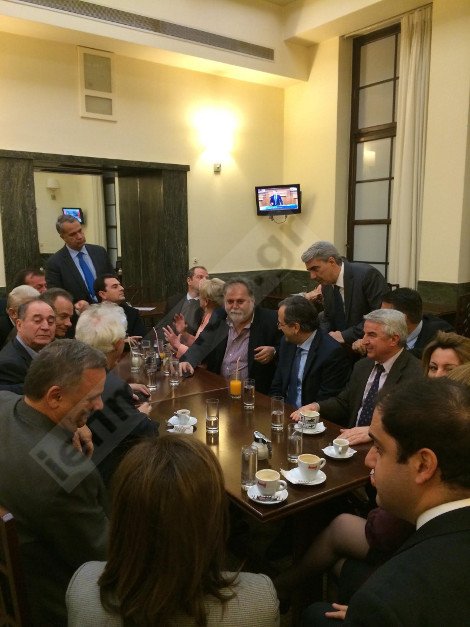 Χαλαρός, στο καφενείο της Βουλής ο Σαμαράς -Πάνω από 20 βουλευτές έσπευσαν στο τραπέζι του [εικόνες] | iefimerida.gr 5