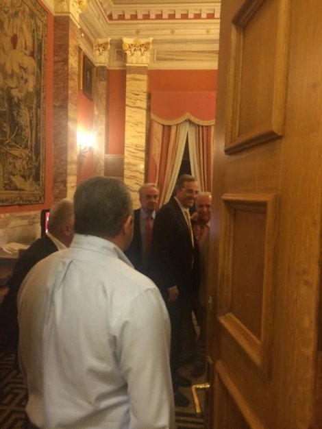Σαμαράς σε βουλευτές: Αν πέσει η κυβέρνηση δεν θα μείνει ούτε ένα ευρώ στις τράπεζες [εικόνες] | iefimerida.gr 3