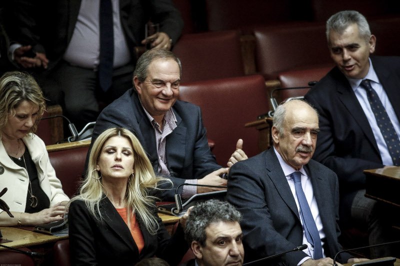 Ο Τσίπρας με το κομπολόι -Η μαραθώνια συνεδρίαση στη Βουλή μέσα από τον φωτογραφικό φακό [εικόνες] | iefimerida.gr 0