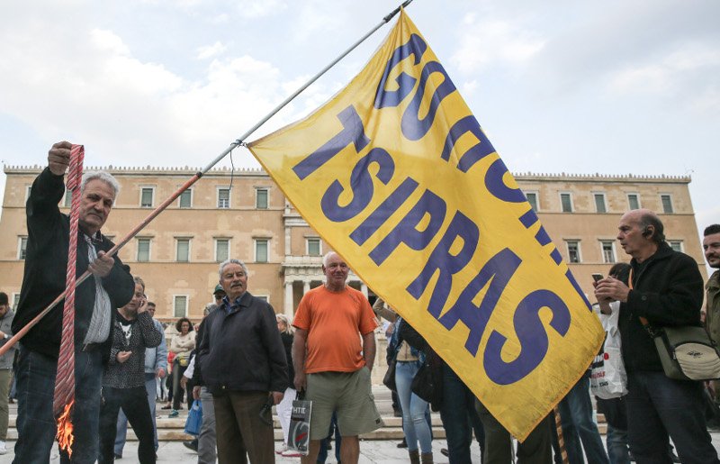 Διαδηλώσεις έξω από τη Βουλή: Γρονθοκόπησαν δημοσιογράφο και εικονολήπτη του Alpha | iefimerida.gr 2