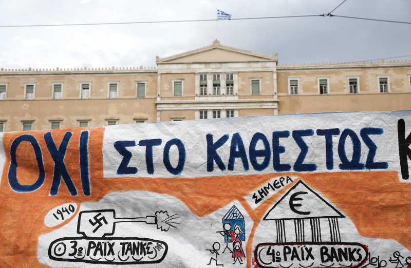 Διαδηλώσεις έξω από τη Βουλή: Γρονθοκόπησαν δημοσιογράφο και εικονολήπτη του Alpha | iefimerida.gr 3