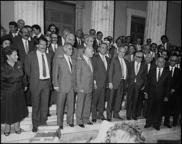 Πώς ντύνονταν οι γυναίκες βουλευτίνες πριν κάνουν απόβαση οι παπαγάλοι στη Βουλή [εικόνες] | iefimerida.gr 5