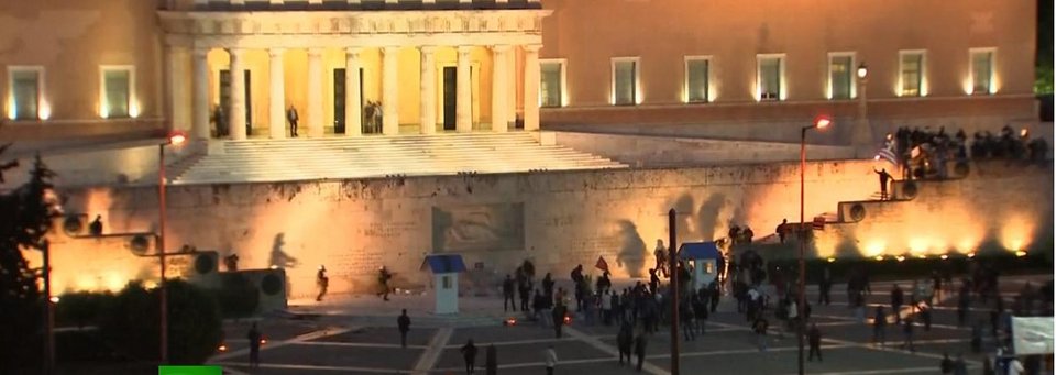 Αναρχικοί έκαψαν το φυλάκιο του Αγνωστου Στρατιώτη [εικόνες] | iefimerida.gr 13