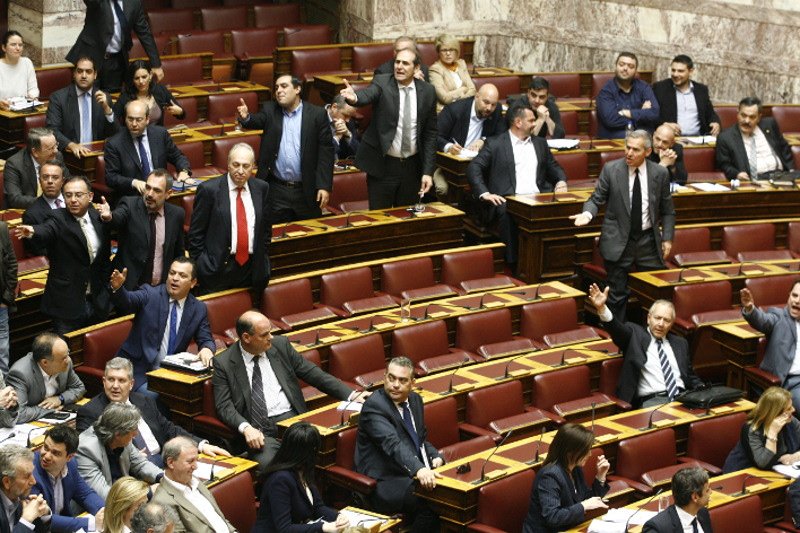 Πανδαιμόνιο στη Βουλή και παρ' ολίγον ξύλο: Βουλευτές του ΣΥΡΙΖΑ εναντίον Λοβέρδου [εικόνες] | iefimerida.gr 2