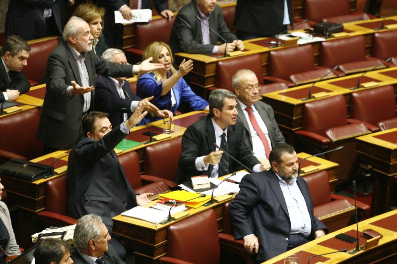 Πανδαιμόνιο στη Βουλή και παρ' ολίγον ξύλο: Βουλευτές του ΣΥΡΙΖΑ εναντίον Λοβέρδου [εικόνες] | iefimerida.gr 11