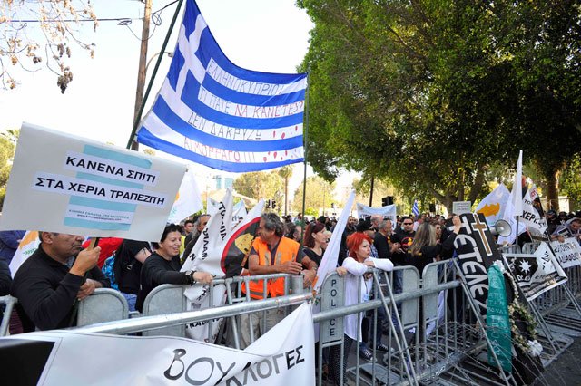 Κύπρος: Συμπλοκές έξω από την Βουλή [εικόνες] | iefimerida.gr 6