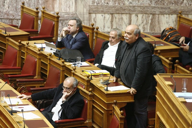 Πανδαιμόνιο στη Βουλή και παρ' ολίγον ξύλο: Βουλευτές του ΣΥΡΙΖΑ εναντίον Λοβέρδου [εικόνες] | iefimerida.gr 0