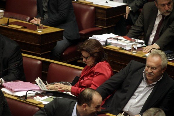 Γιατί οι βουλευτίνες φοράνε κόκκινα στις ψηφοφορίες της Βουλής [εικόνες] | iefimerida.gr 0