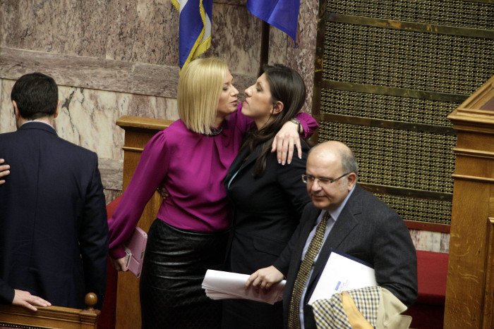 Το backstage της ψηφοφορίας για τη Ζωή: Ο φανερά αδυνατισμένος Καραμανλής, το ροζ iPad της Ραχήλ, η συγκίνηση [εικόνες] | iefimerida.gr 17