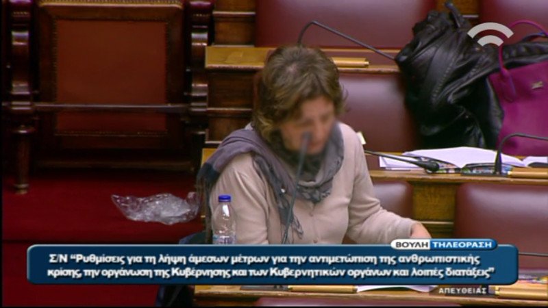 Πέρασαν τη Βουλή για το καφενείο της γειτονιάς τους: Νάιλον πεταμένα κάτω, μπουφάν και τσάντες παρατημένα πάνω στα έδρανα [εικόνες] | iefimerida.gr 0