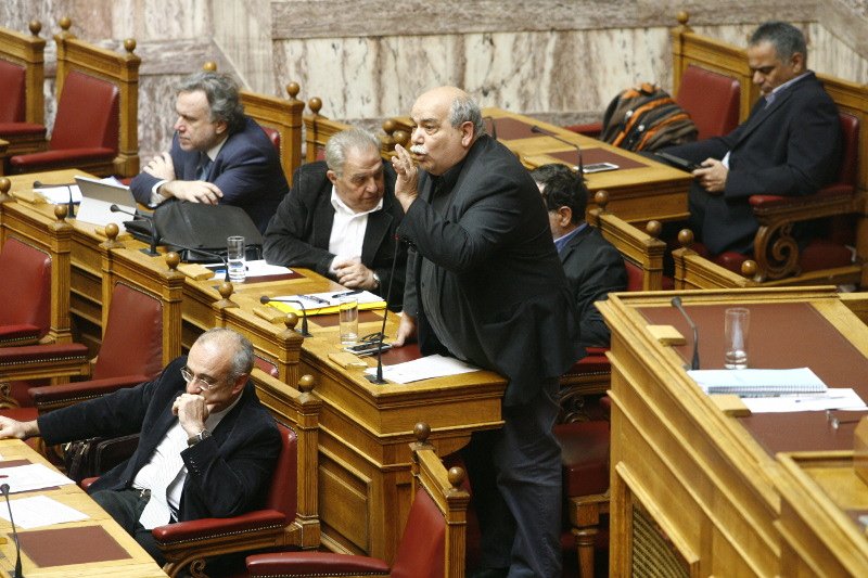 Πανδαιμόνιο στη Βουλή και παρ' ολίγον ξύλο: Βουλευτές του ΣΥΡΙΖΑ εναντίον Λοβέρδου [εικόνες] | iefimerida.gr 3