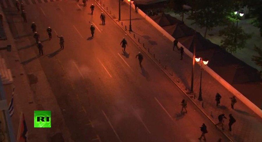 Αναρχικοί έκαψαν το φυλάκιο του Αγνωστου Στρατιώτη [εικόνες] | iefimerida.gr 14