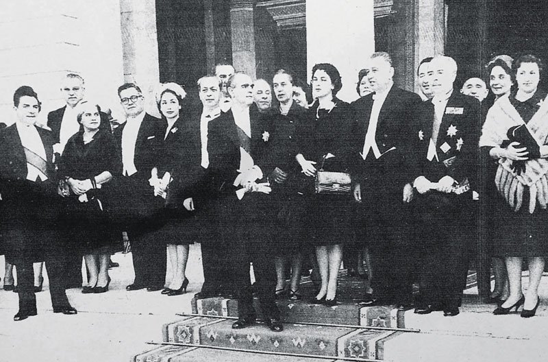 Πώς ντύνονταν οι γυναίκες βουλευτίνες πριν κάνουν απόβαση οι παπαγάλοι στη Βουλή [εικόνες] | iefimerida.gr 1