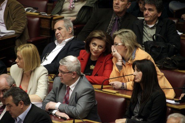 Γιατί οι βουλευτίνες φοράνε κόκκινα στις ψηφοφορίες της Βουλής [εικόνες] | iefimerida.gr 1