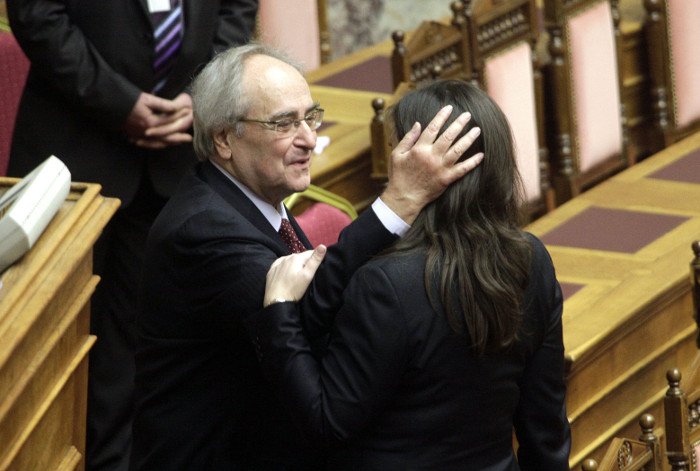 Το backstage της ψηφοφορίας για τη Ζωή: Ο φανερά αδυνατισμένος Καραμανλής, το ροζ iPad της Ραχήλ, η συγκίνηση [εικόνες] | iefimerida.gr 7