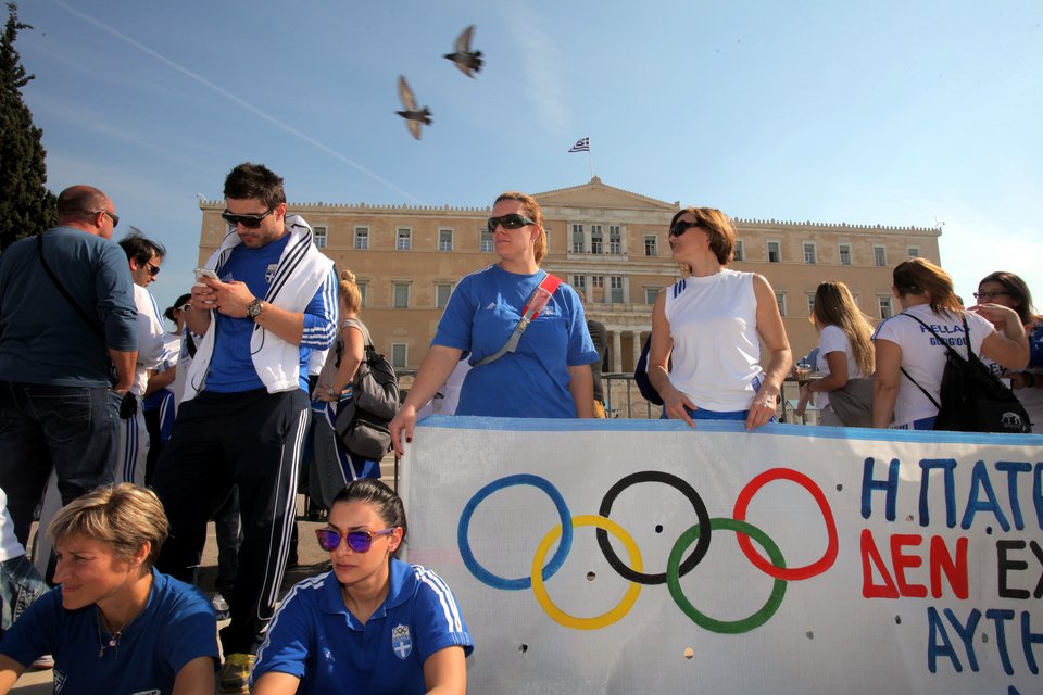 Η διαθεσιμότητα έβγαλε στους δρόμους και τους Ολυμπιονίκες -Συγκέντρωση διαμαρτυρίας έξω από τη Βουλή [εικόνες] | iefimerida.gr 1