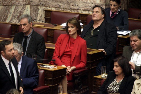 Γιατί οι βουλευτίνες φοράνε κόκκινα στις ψηφοφορίες της Βουλής [εικόνες] | iefimerida.gr 2