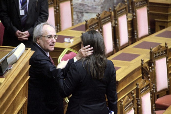 Το backstage της ψηφοφορίας για τη Ζωή: Ο φανερά αδυνατισμένος Καραμανλής, το ροζ iPad της Ραχήλ, η συγκίνηση [εικόνες] | iefimerida.gr 8