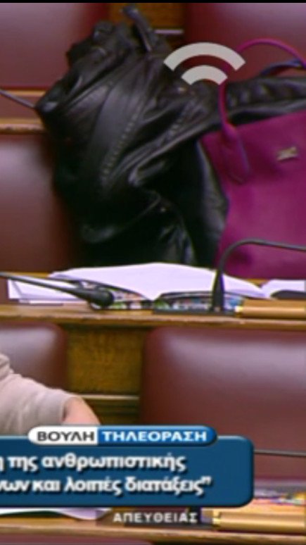 Πέρασαν τη Βουλή για το καφενείο της γειτονιάς τους: Νάιλον πεταμένα κάτω, μπουφάν και τσάντες παρατημένα πάνω στα έδρανα [εικόνες] | iefimerida.gr 2