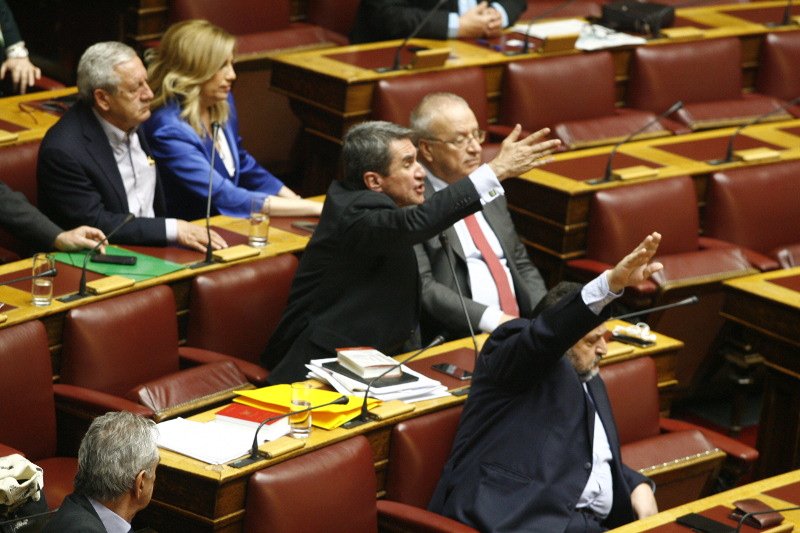 Πανδαιμόνιο στη Βουλή και παρ' ολίγον ξύλο: Βουλευτές του ΣΥΡΙΖΑ εναντίον Λοβέρδου [εικόνες] | iefimerida.gr 1