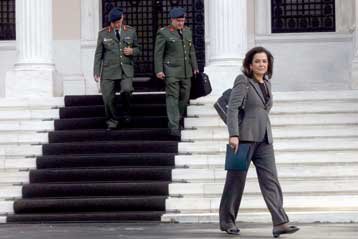 Πώς ντύνονταν οι γυναίκες βουλευτίνες πριν κάνουν απόβαση οι παπαγάλοι στη Βουλή [εικόνες] | iefimerida.gr 3