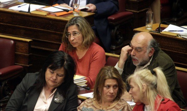 Γιατί οι βουλευτίνες φοράνε κόκκινα στις ψηφοφορίες της Βουλής [εικόνες] | iefimerida.gr 3