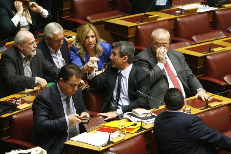 Πανδαιμόνιο στη Βουλή και παρ' ολίγον ξύλο: Βουλευτές του ΣΥΡΙΖΑ εναντίον Λοβέρδου [εικόνες] | iefimerida.gr 6