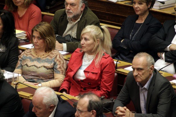 Γιατί οι βουλευτίνες φοράνε κόκκινα στις ψηφοφορίες της Βουλής [εικόνες] | iefimerida.gr 4