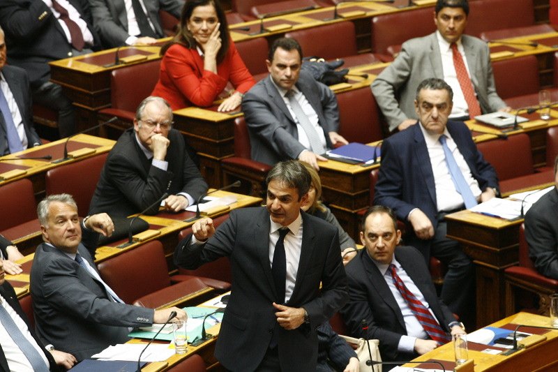 Πανδαιμόνιο στη Βουλή και παρ' ολίγον ξύλο: Βουλευτές του ΣΥΡΙΖΑ εναντίον Λοβέρδου [εικόνες] | iefimerida.gr 4