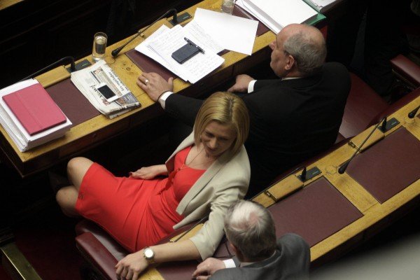Γιατί οι βουλευτίνες φοράνε κόκκινα στις ψηφοφορίες της Βουλής [εικόνες] | iefimerida.gr 5