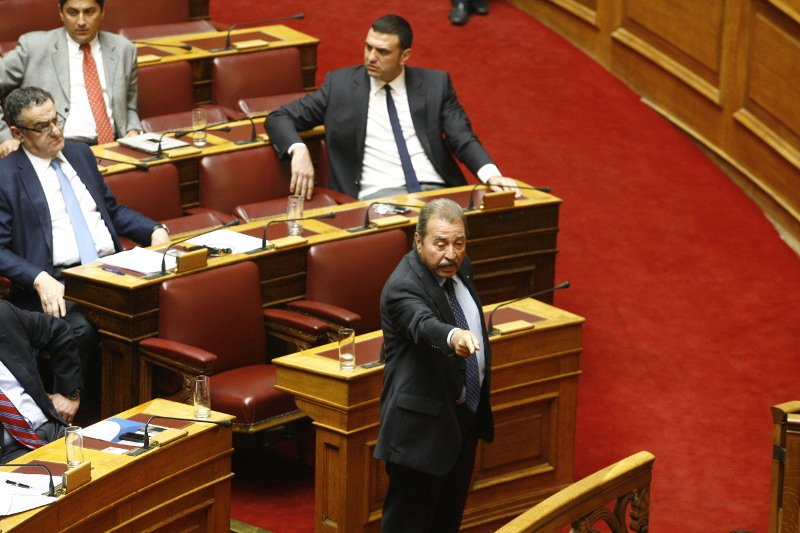 Πανδαιμόνιο στη Βουλή και παρ' ολίγον ξύλο: Βουλευτές του ΣΥΡΙΖΑ εναντίον Λοβέρδου [εικόνες] | iefimerida.gr 7