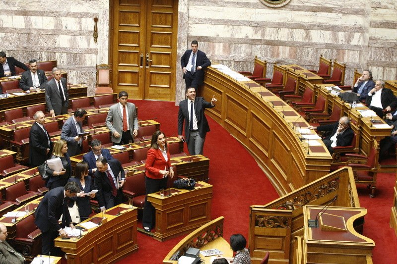 Πανδαιμόνιο στη Βουλή και παρ' ολίγον ξύλο: Βουλευτές του ΣΥΡΙΖΑ εναντίον Λοβέρδου [εικόνες] | iefimerida.gr 8