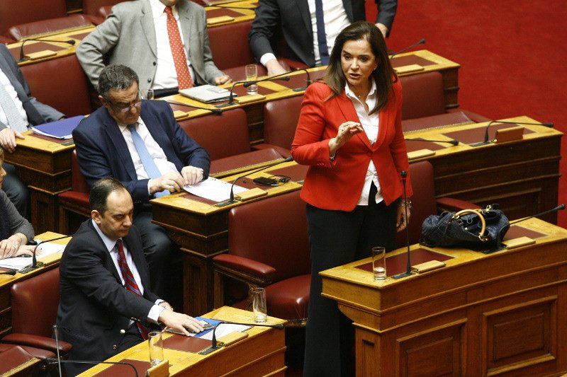 Πανδαιμόνιο στη Βουλή και παρ' ολίγον ξύλο: Βουλευτές του ΣΥΡΙΖΑ εναντίον Λοβέρδου [εικόνες] | iefimerida.gr 5